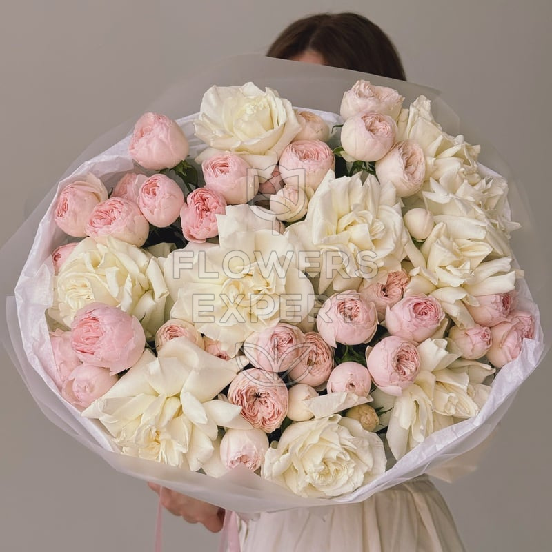 Букет из 19 пионовидных и французских роз "PLAYA MANSFIELD"