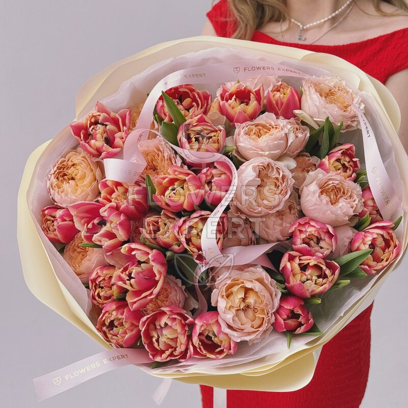 Букет из 25 пионовидных тюльпанов с розами "COLUMBUS JULIET"