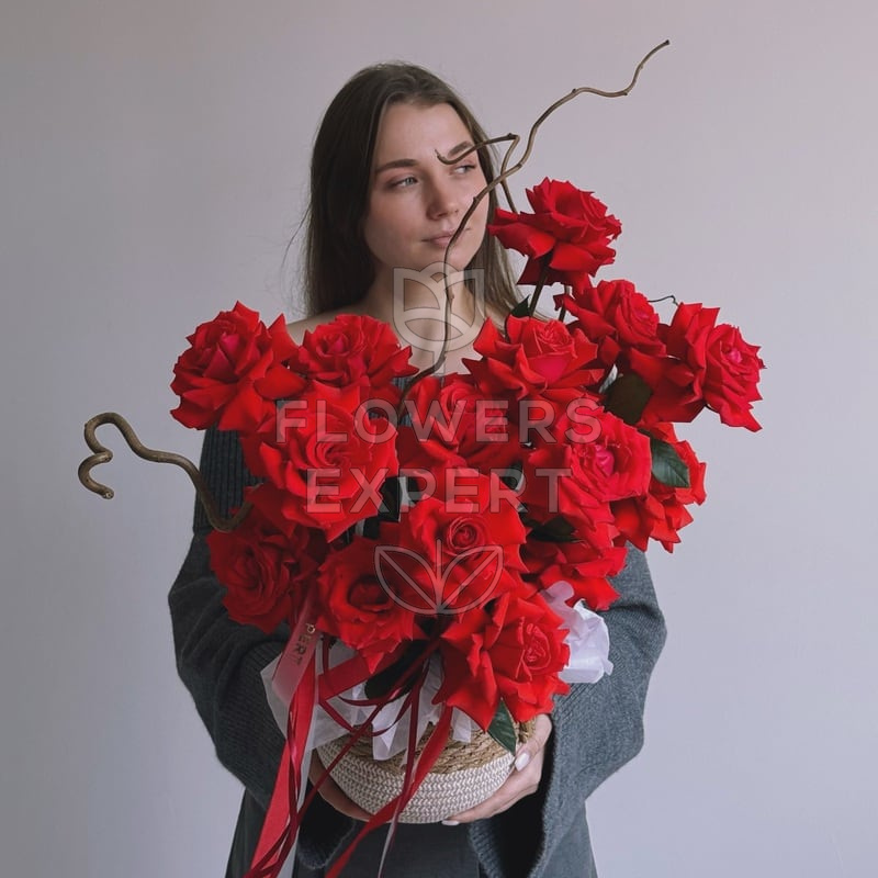 Композиция в кашпо c 15 французскими розами "CHÂTEAU ROUGE"