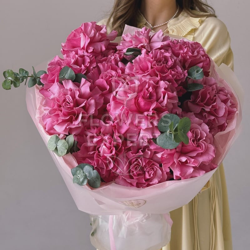 Букет из 15 пионовидных роз с эвкалиптом "COUNTRY BLUES"