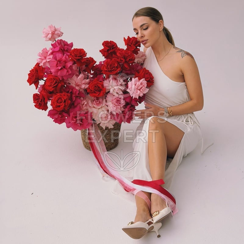 Композиция в кашпо c 75 французскими розами "ÉCLAT DE ROUGE"