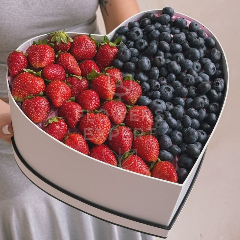 Сердце с клубникой и голубикой "BERRY ROMANCE"
