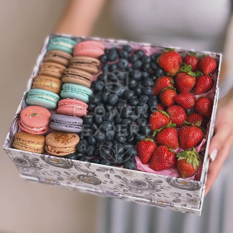 Коробочка с макарунами и ягодами "BERRY & MACARON DUO"