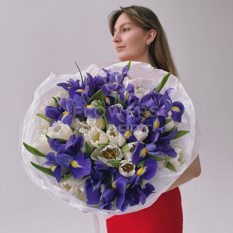 Букет из 25 белых тюльпанов с 10 ирисами "SPRING MAGIC"