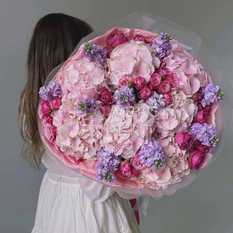 Букет из 7 гортензий с маттиолой и пионовидными розами "KISS"