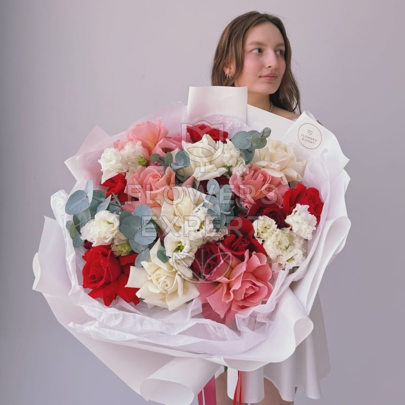 Букет из 17 французских роз с эустомой "FRENCH KISS"