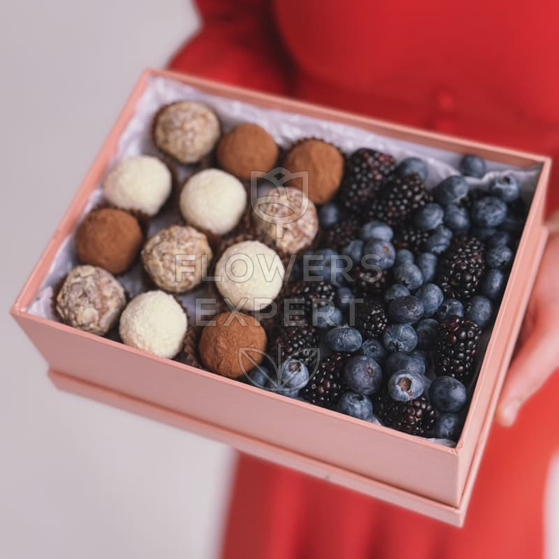 Коробочка с трюфелями, голубикой и ежевикой "JOY"