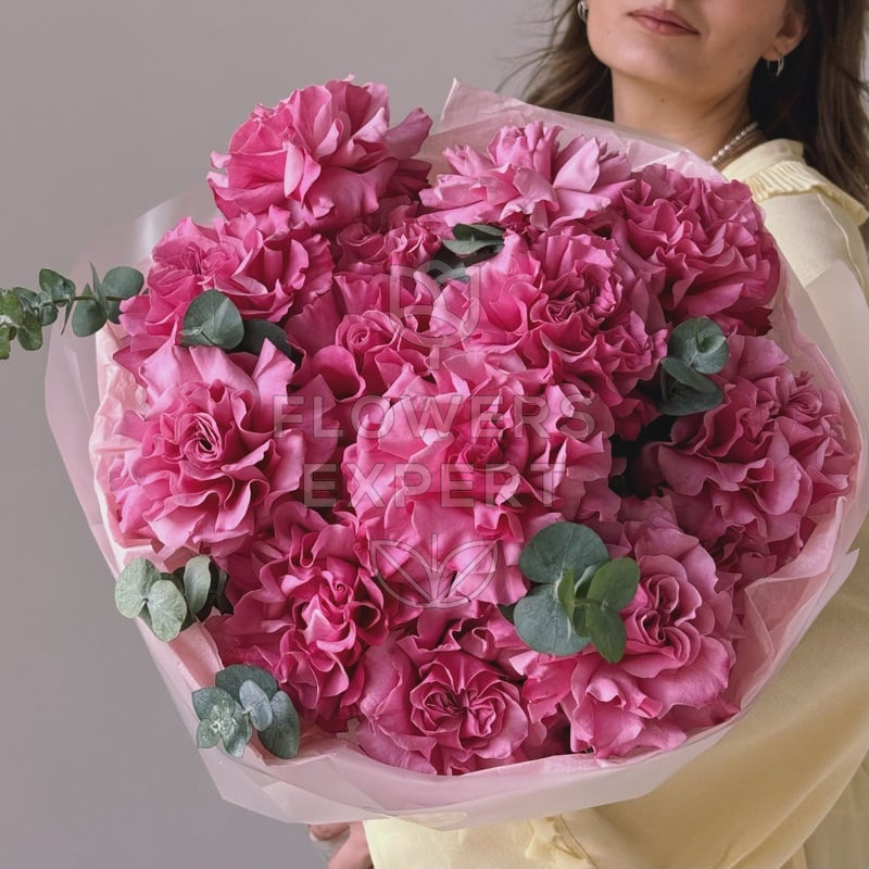 Букет из 15 пионовидных роз с эвкалиптом "COUNTRY BLUES"