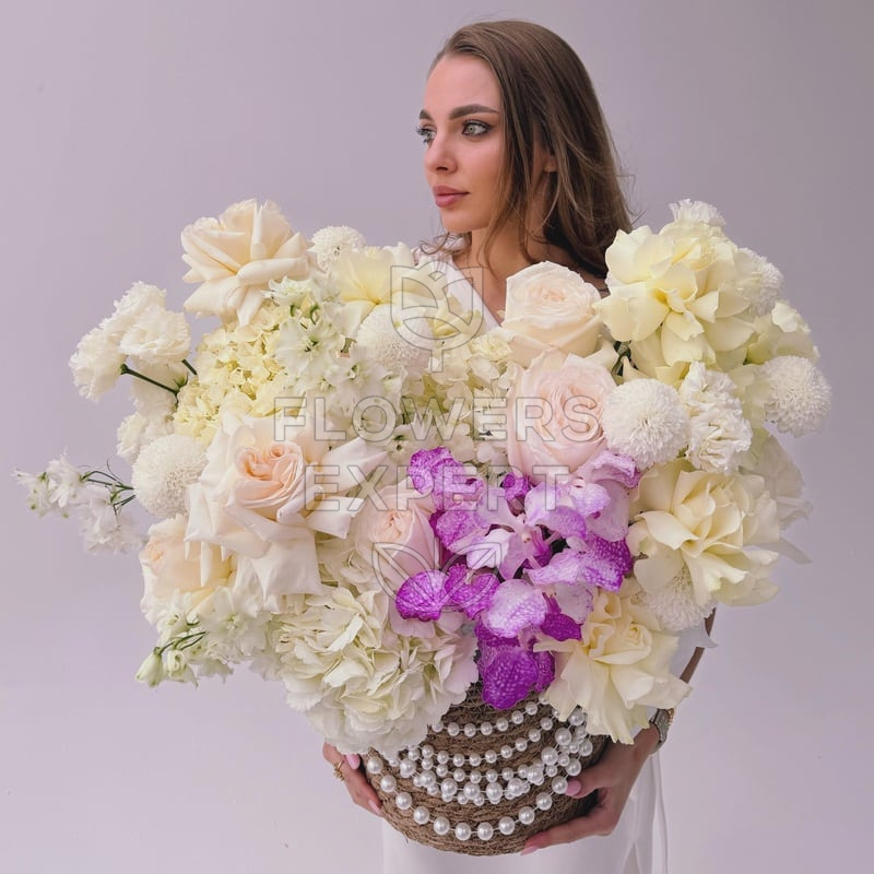 Композиция в кашпо c жемчугом, гортензиями и орхидеей "MOONLIGHT PEARL"