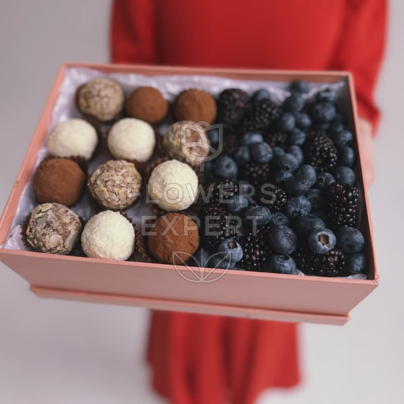 Коробочка с трюфелями, голубикой и ежевикой "JOY"