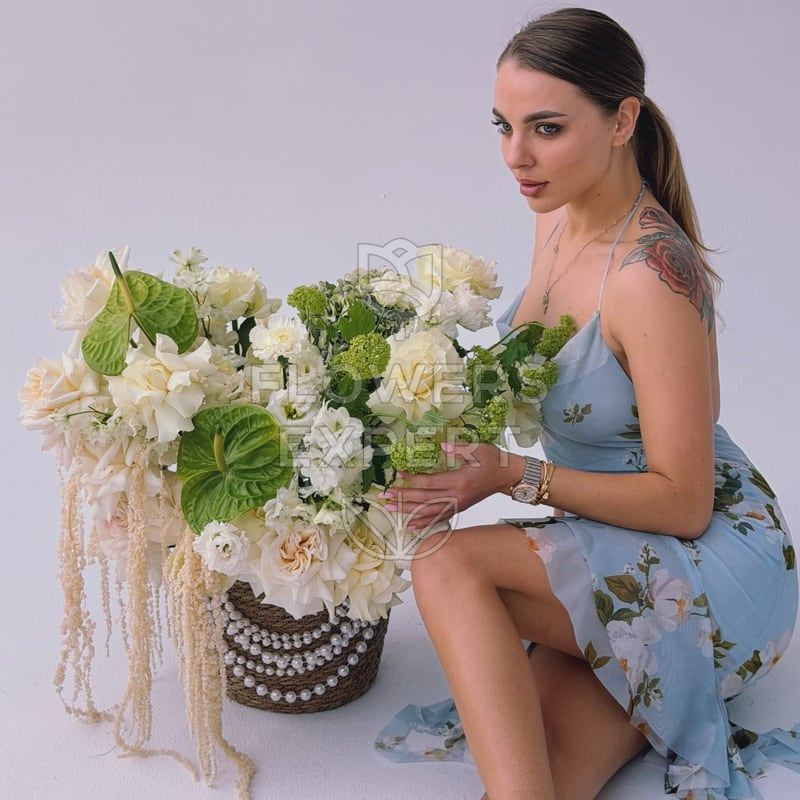 Композиция в кашпо c жемчугом, антуриумом и вибурнумом "VERDE MUSE"