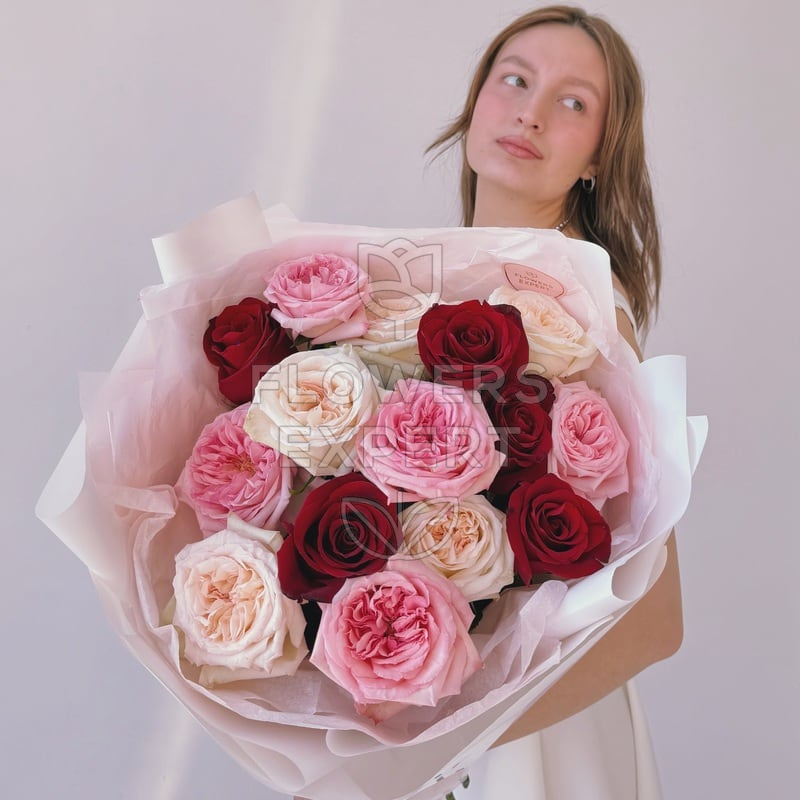 Букет из 15 пионовидных и красных роз "ROSE HARMONY"