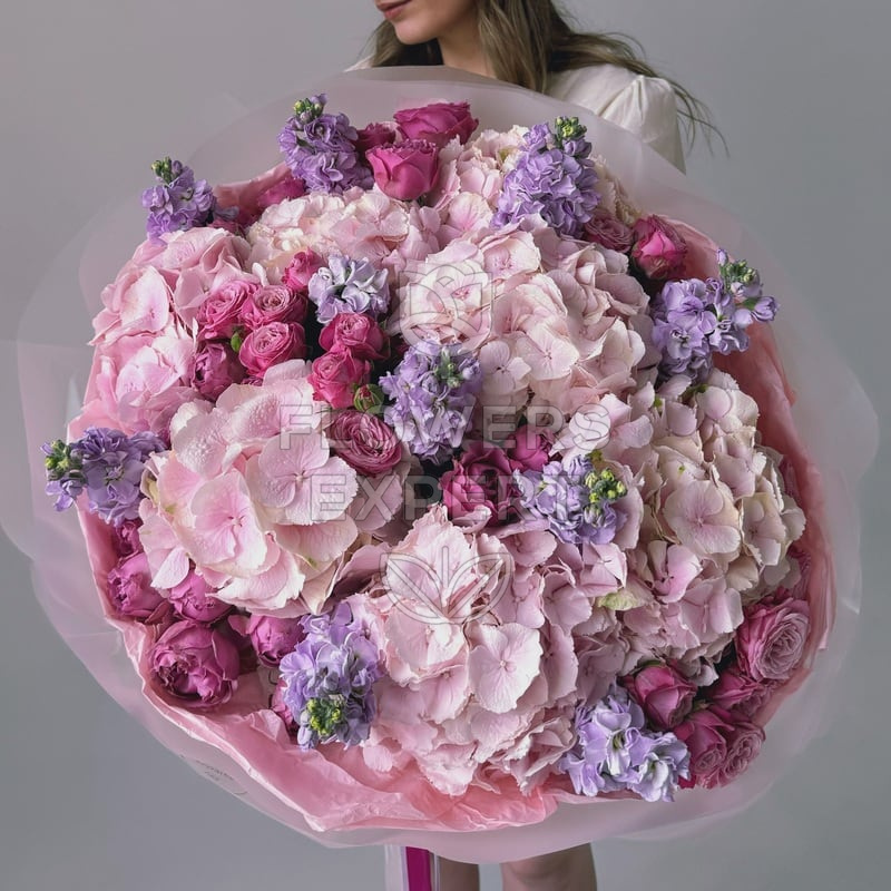 Букет из 7 гортензий с маттиолой и пионовидными розами "KISS"