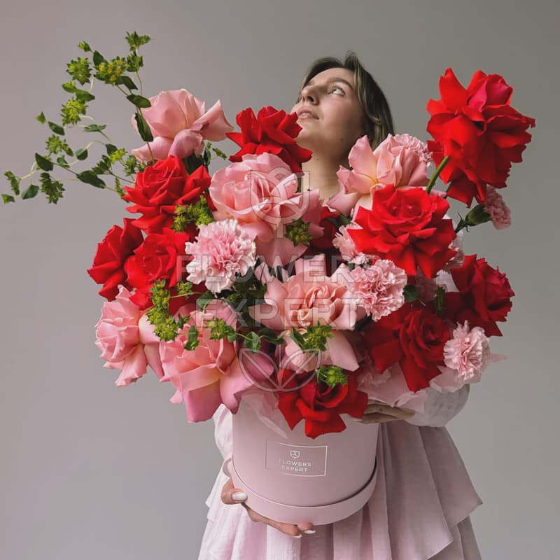 Шляпная коробка с французскими розами "PEACHY RED"