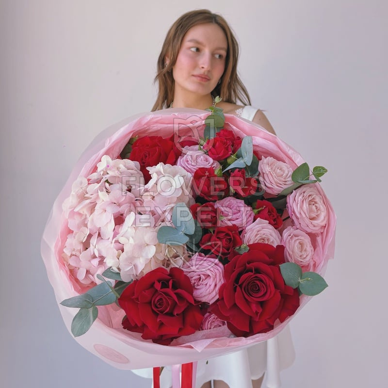 Букет с гортензией и розами "RED MELODY"