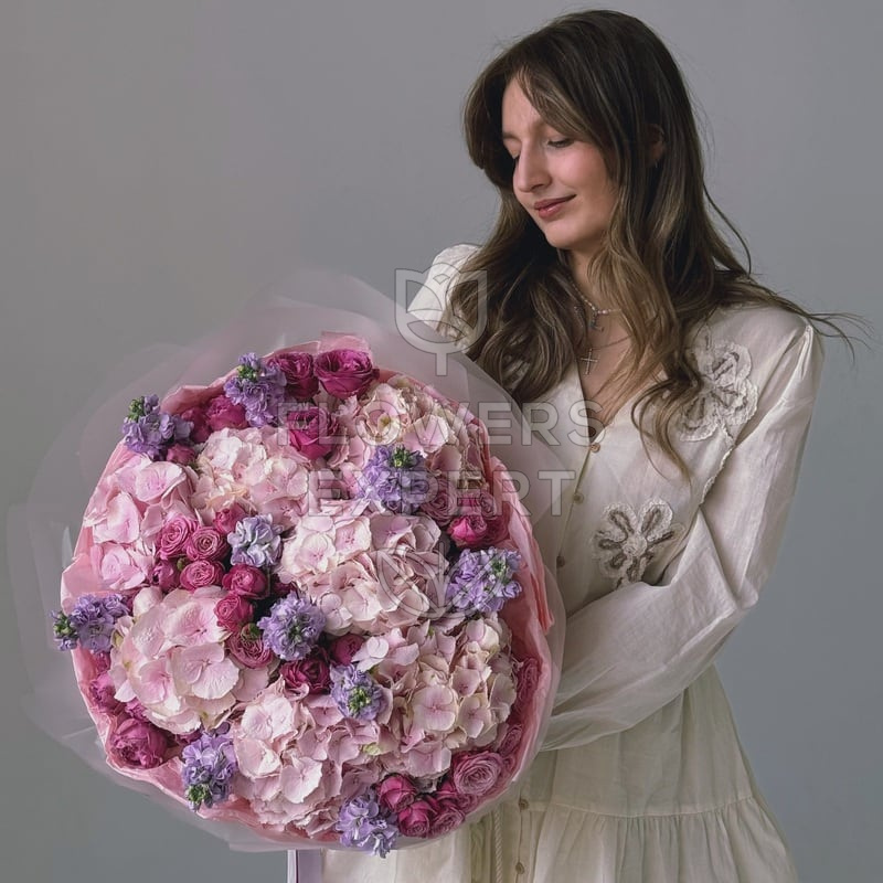 Букет из 7 гортензий с маттиолой и пионовидными розами "KISS"
