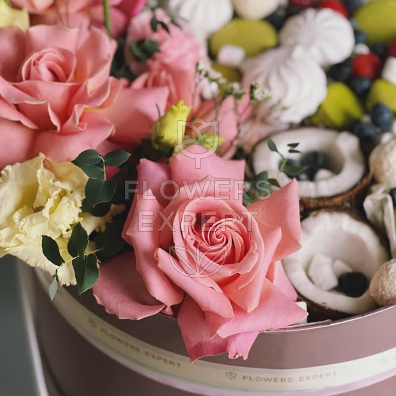 Коробочка с цветами, ягодами и сладостями "BEST"