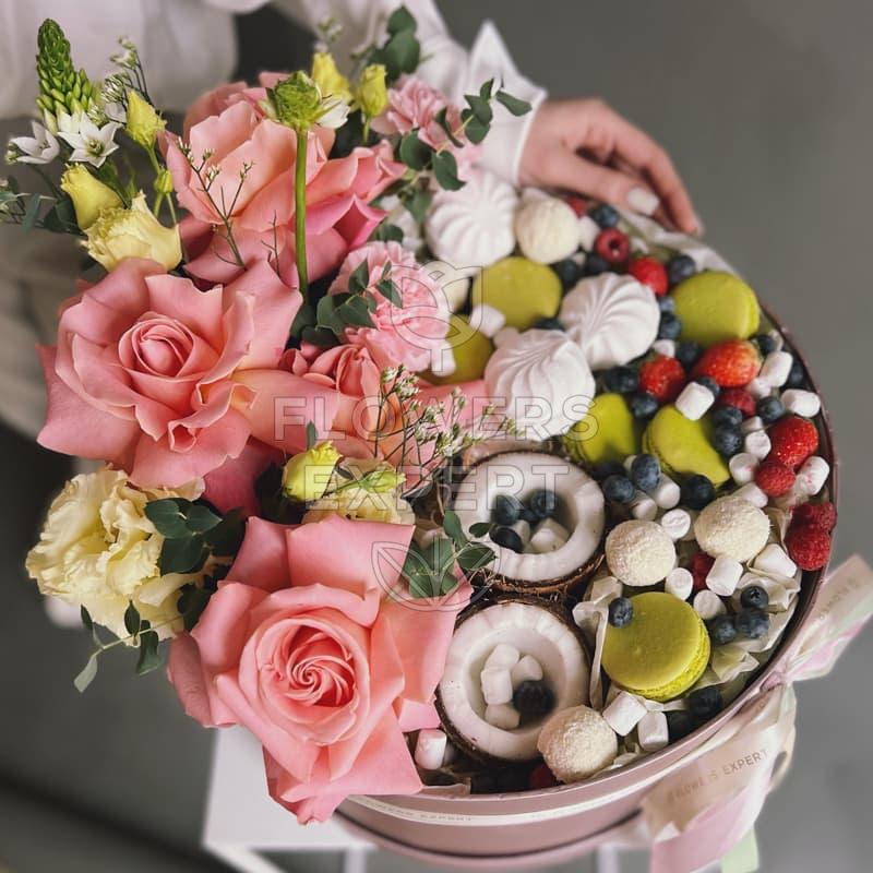 Коробочка с цветами, ягодами и сладостями "BEST"
