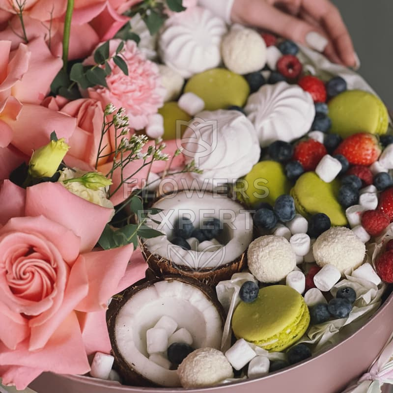 Коробочка с цветами, ягодами и сладостями "BEST"