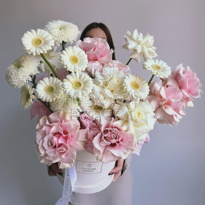 Шляпная коробка с розами, хризантемами и герберами "POUDRE DE ROSE"