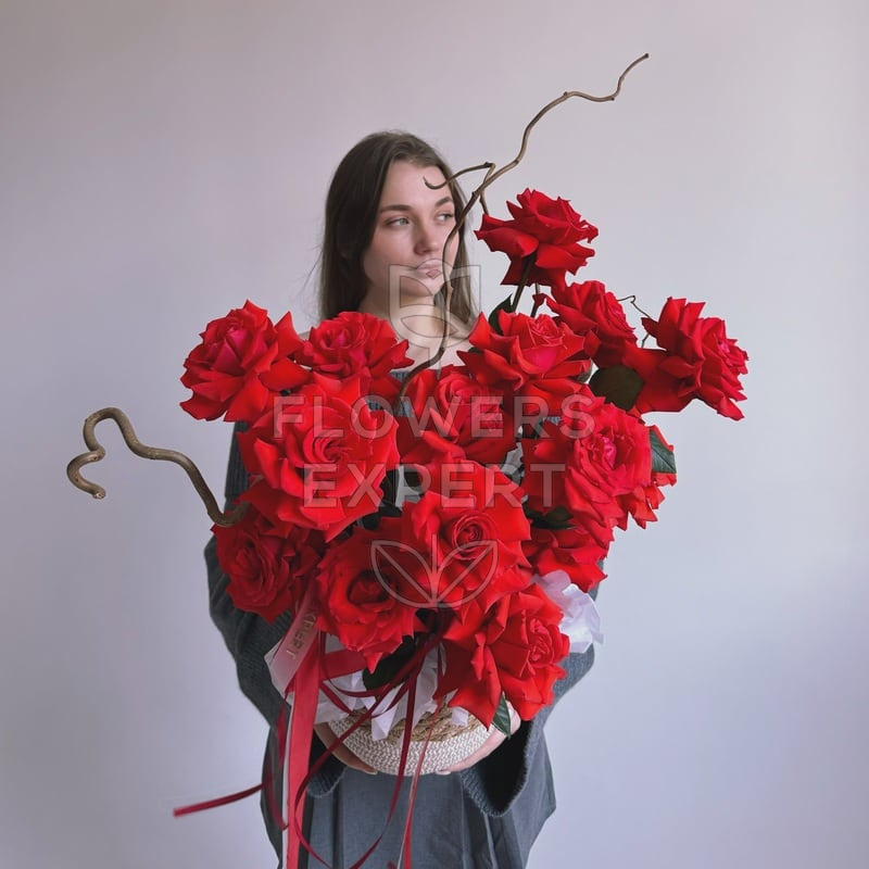 Композиция в кашпо c 15 французскими розами "CHÂTEAU ROUGE"