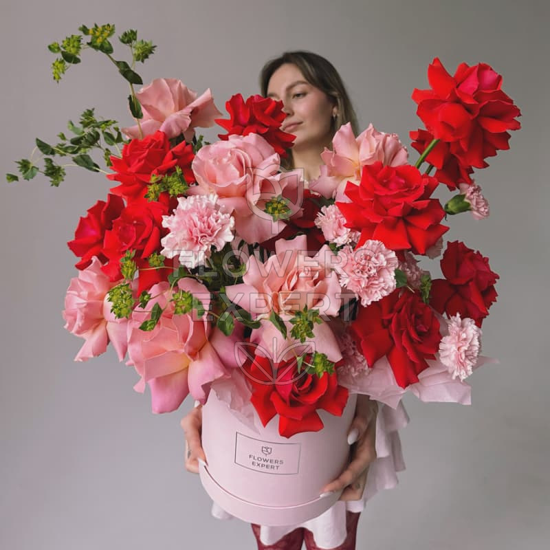 Шляпная коробка с французскими розами "PEACHY RED"