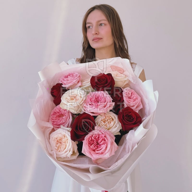 Букет из 15 пионовидных и красных роз "ROSE HARMONY"