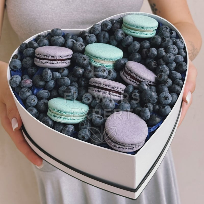 Сердце с макарунами и ягодами "BLUEBERRY"