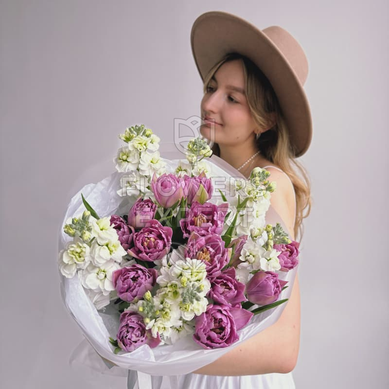 Букет из 15 пионовидных тюльпанов и маттиолы "PEARL"