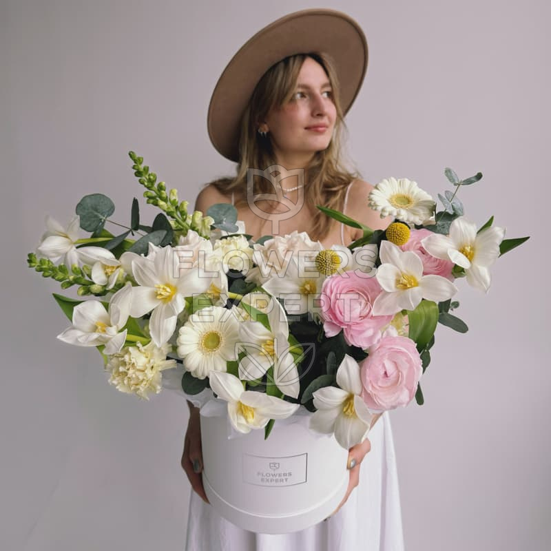 Коробка с тюльпанами и ранункулюсами "THAW"