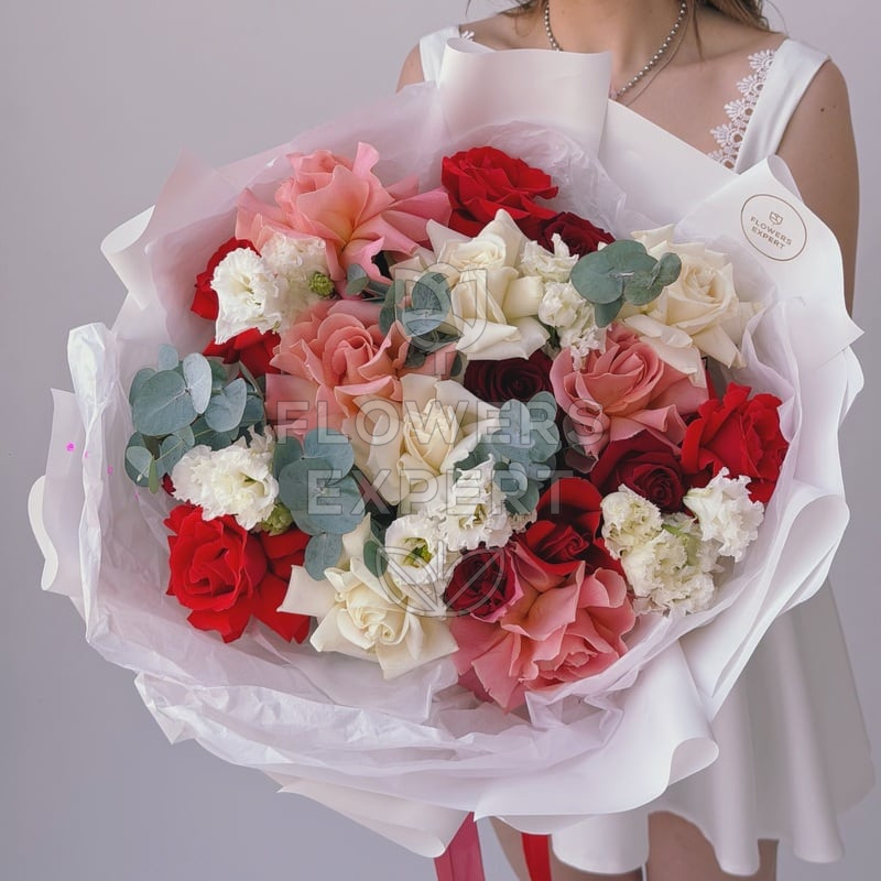 Букет из 17 французских роз с эустомой "FRENCH KISS"