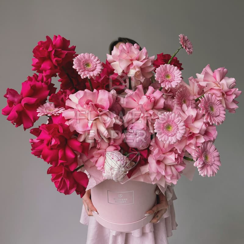 Шляпная коробка с французскими розами, пионами и герберами "PINK LOVE"