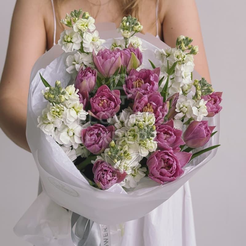 Букет из 15 пионовидных тюльпанов и маттиолы "PEARL"