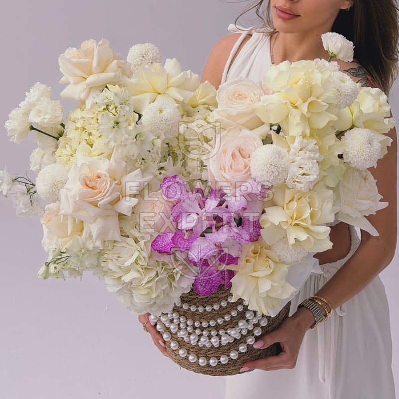 Композиция в кашпо c жемчугом, гортензиями и орхидеей "MOONLIGHT PEARL"