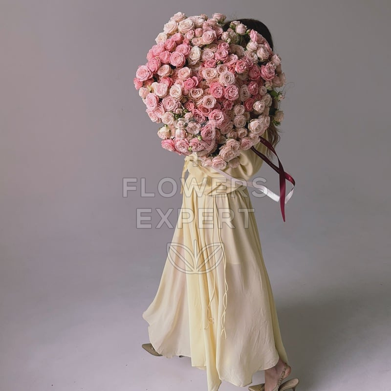 Большой букет из 51 кустовой пионовидной розы "BOMBASTIC"