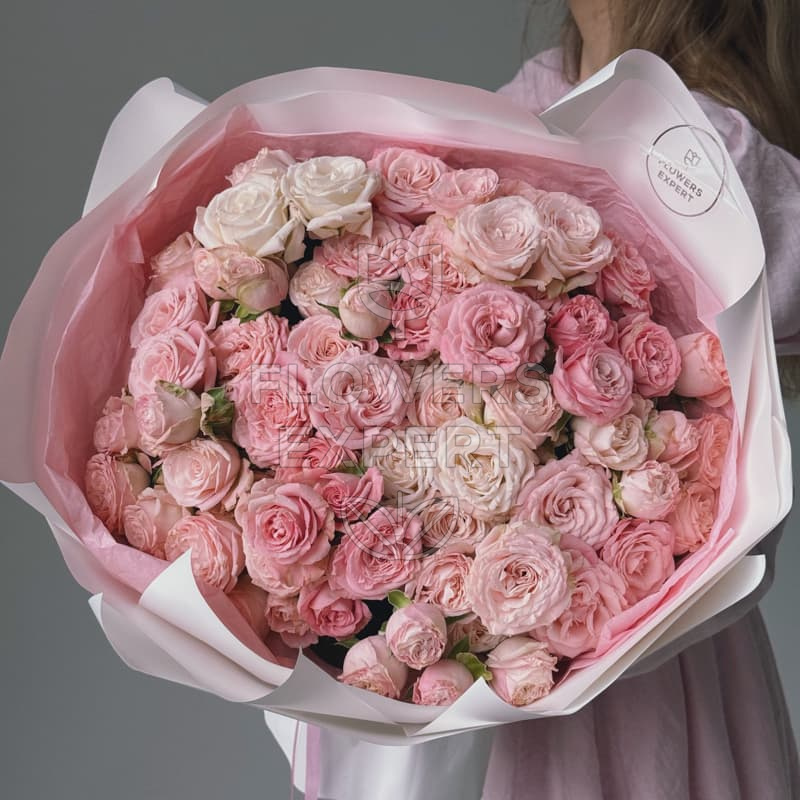 Букет из 19 кустовых роз "BOMBASTIC"