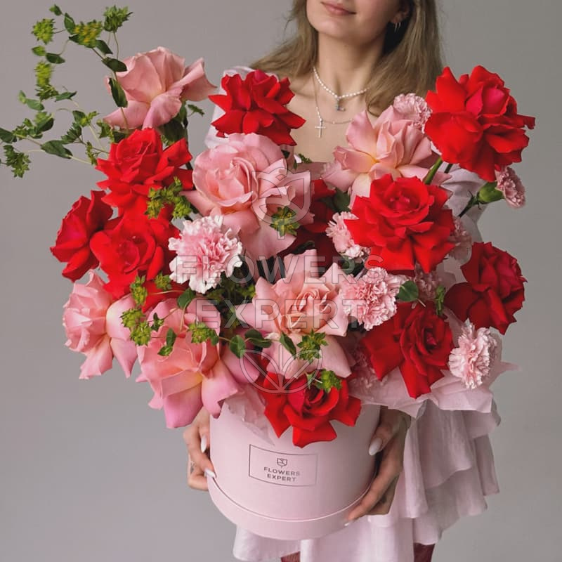 Шляпная коробка с французскими розами "PEACHY RED"