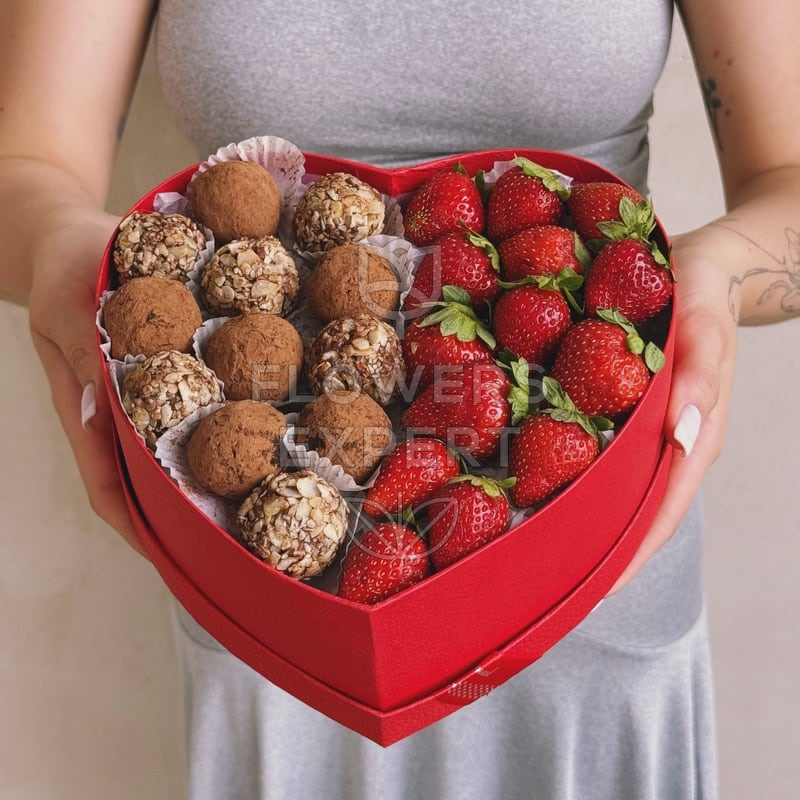 Сердце с трюфелями и клубникой "TRUFFLE KISS"