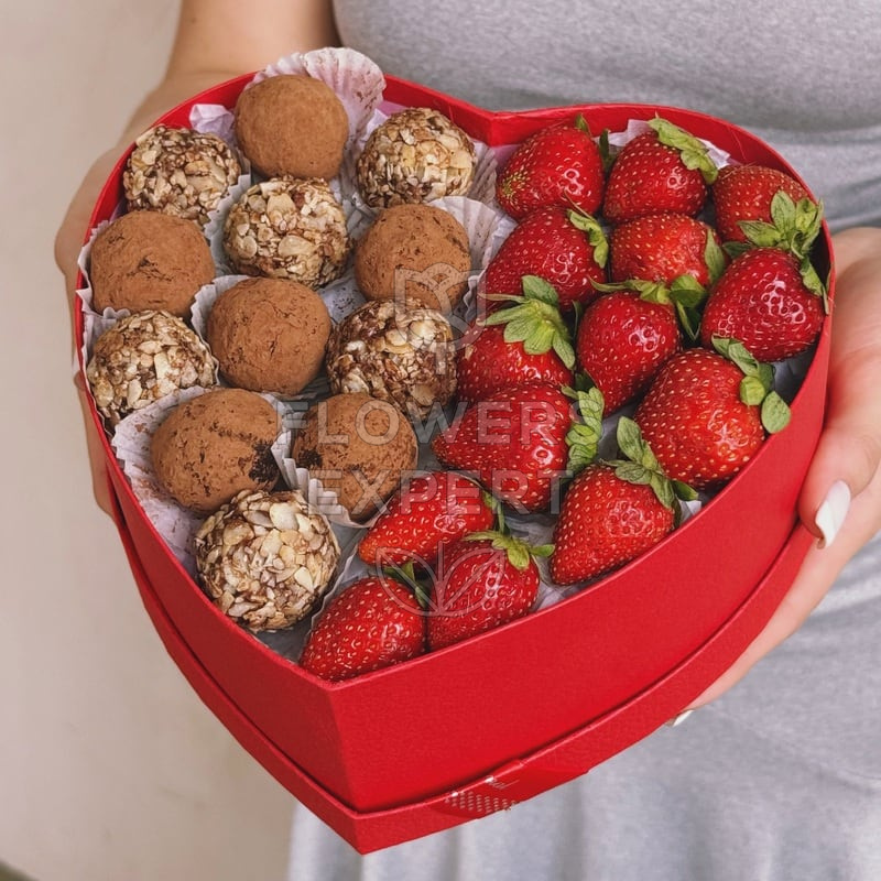 Сердце с трюфелями и клубникой "TRUFFLE KISS"