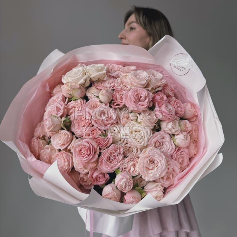 Букет из 19 кустовых роз "BOMBASTIC"