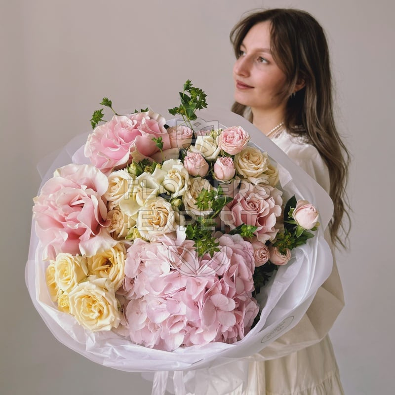Букет с гортензией и розами "SWEET MELODY"