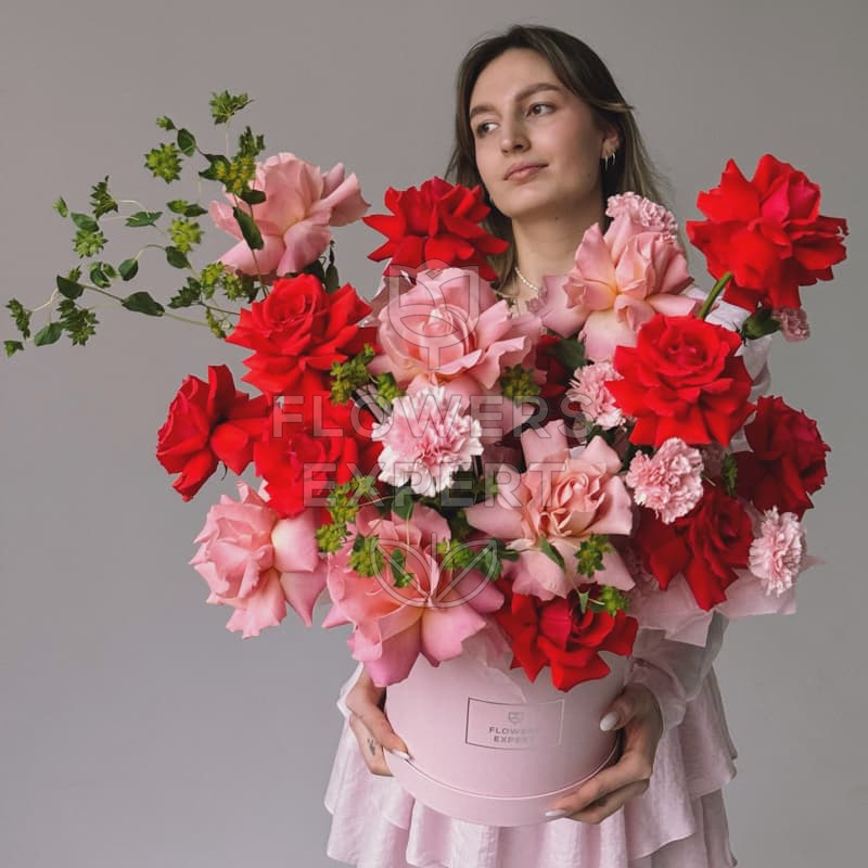 Шляпная коробка с французскими розами "PEACHY RED"