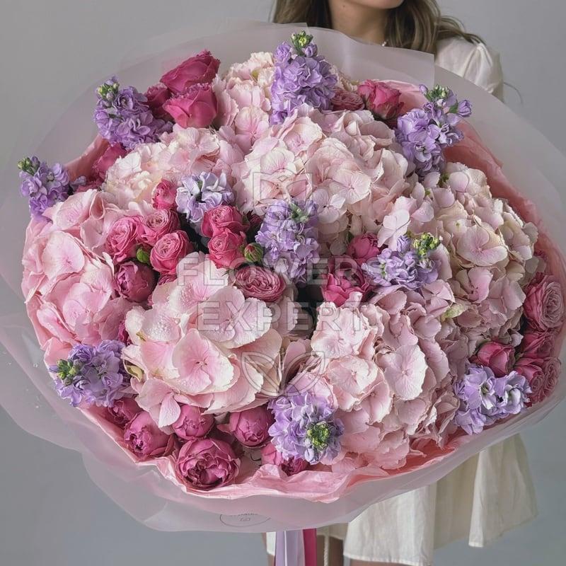Букет из 7 гортензий с маттиолой и пионовидными розами "KISS"