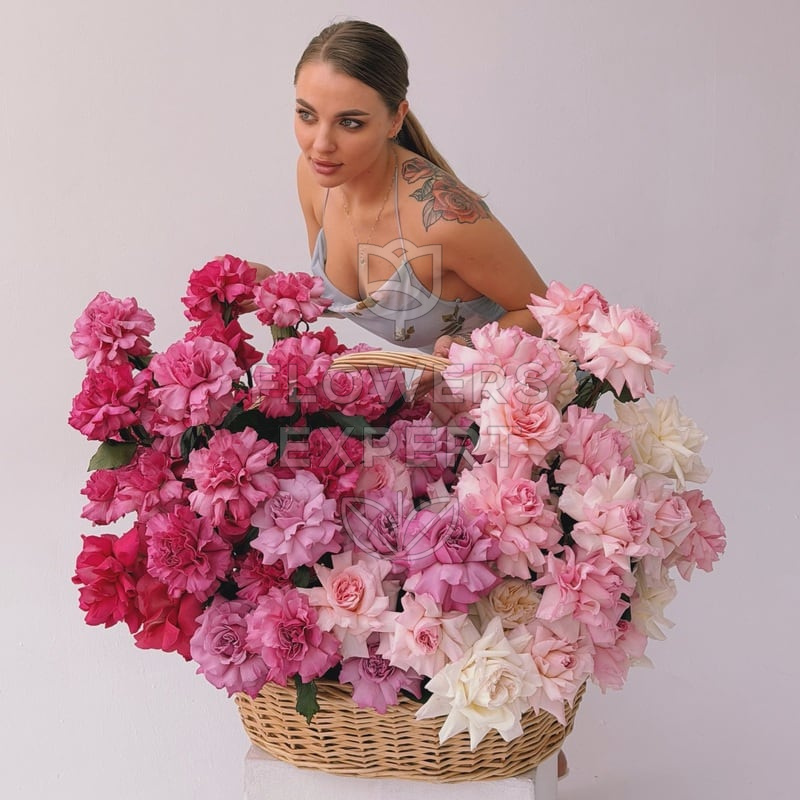 Корзина из 101 французской розы "AMOUR OMBRÉ"