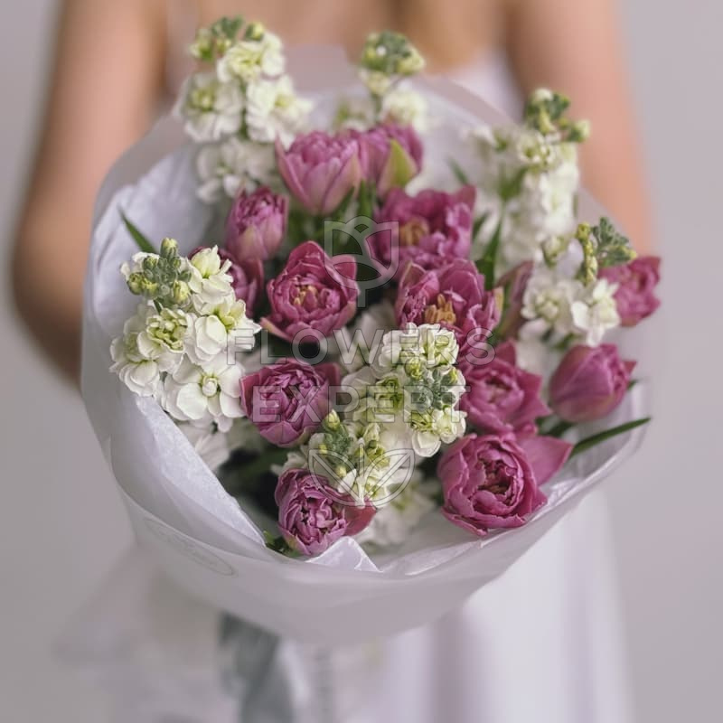 Букет из 15 пионовидных тюльпанов и маттиолы "PEARL"