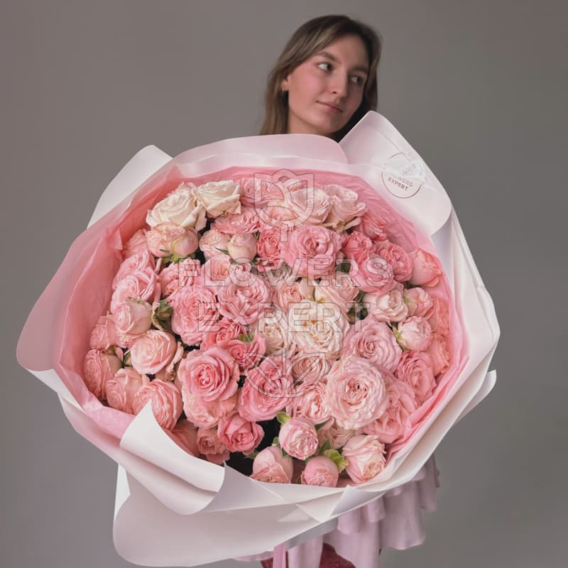 Букет из 19 кустовых роз "BOMBASTIC"