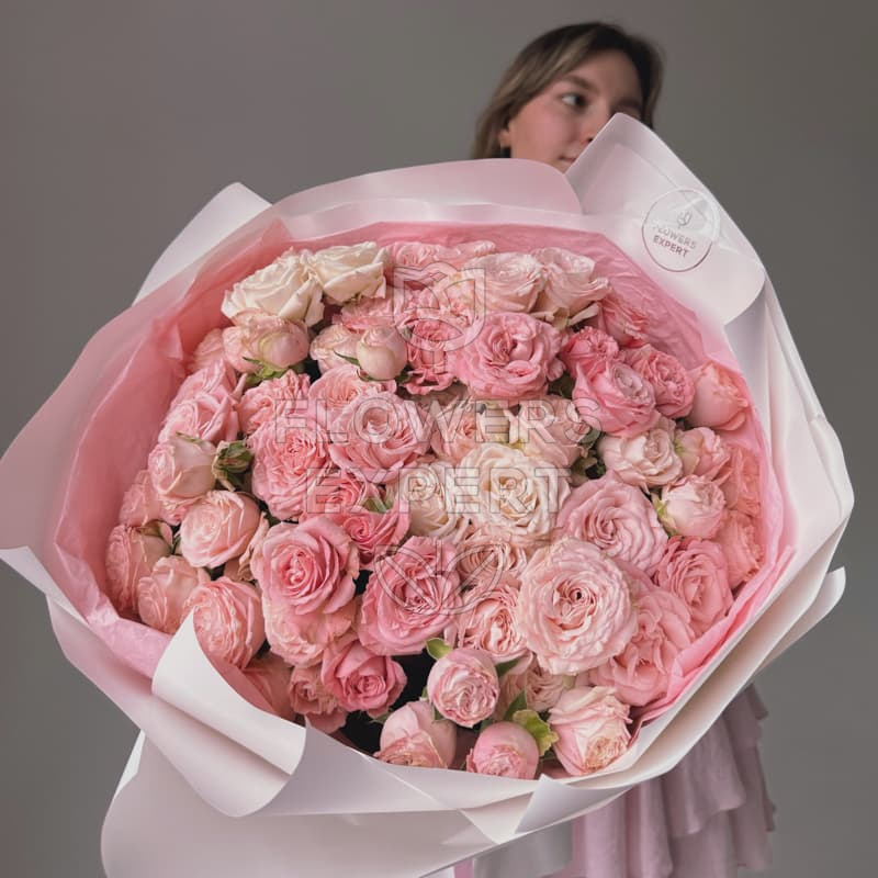 Букет из 19 кустовых роз "BOMBASTIC"