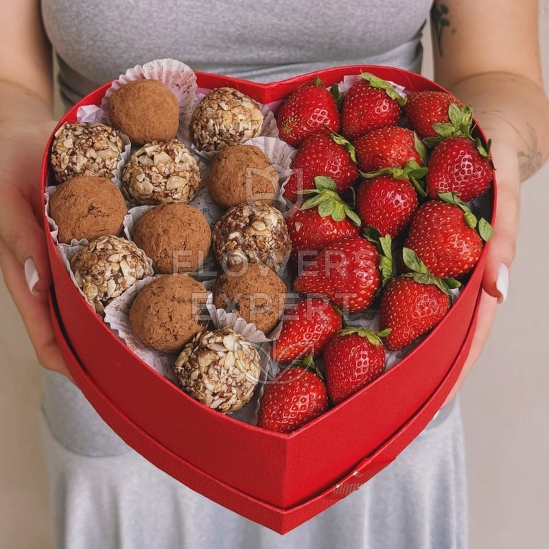 Сердце с трюфелями и клубникой "TRUFFLE KISS"