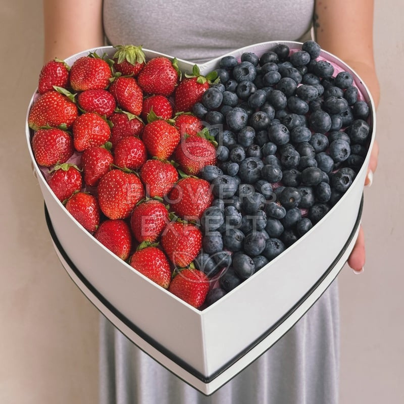 Сердце с клубникой и голубикой "BERRY ROMANCE"