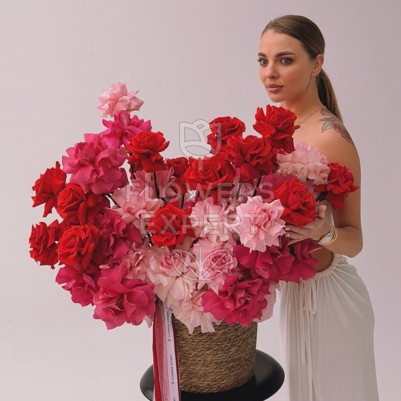 Композиция в кашпо c 75 французскими розами "ÉCLAT DE ROUGE"